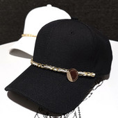 Modern női sapka napellenzővel és fém díszítéssel