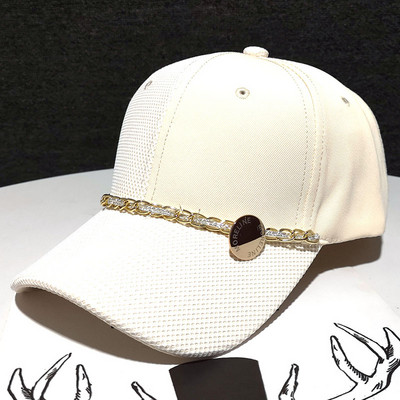 Modern női sapka napellenzővel és fém díszítéssel