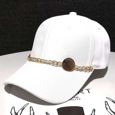 Modern női sapka napellenzővel és fém díszítéssel