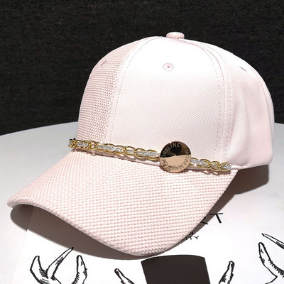 Modern női sapka napellenzővel és fém díszítéssel