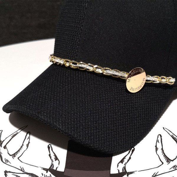 Modern női sapka napellenzővel és fém díszítéssel