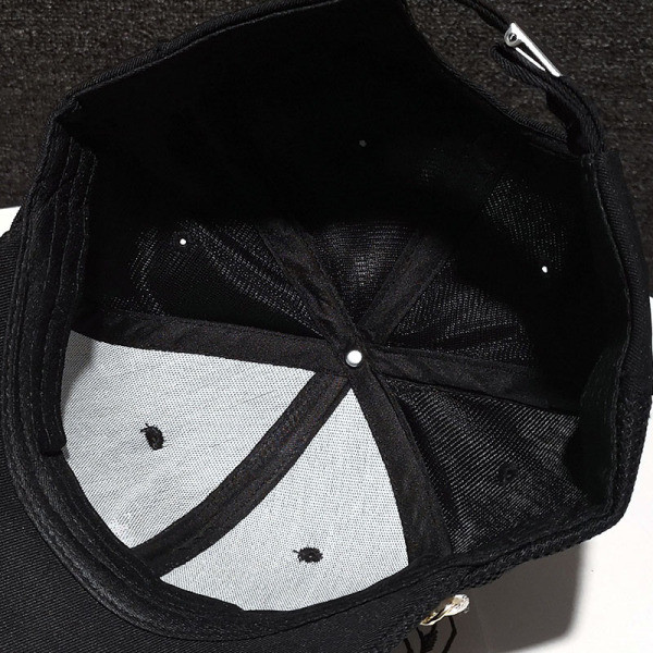 Modern női sapka napellenzővel és fém díszítéssel