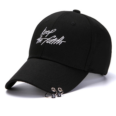 Γυναικείο καπέλο με γείσο και μεταλλικό στοιχείο