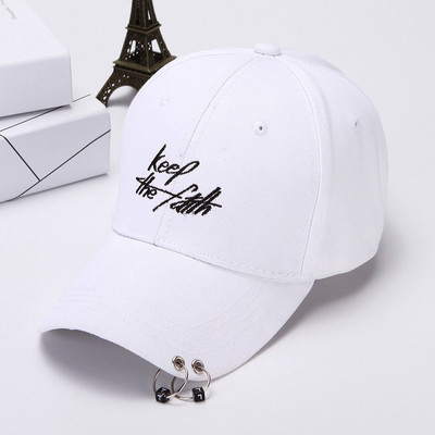 Γυναικείο καπέλο με γείσο και μεταλλικό στοιχείο