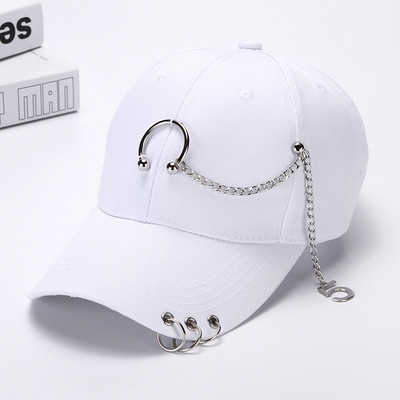 Γυναικείο καπέλο με γείσο και μεταλλικό στοιχείο