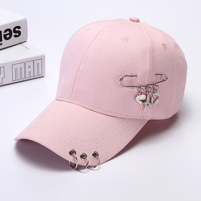 Γυναικείο καπέλο με γείσο και μεταλλικό στοιχείο