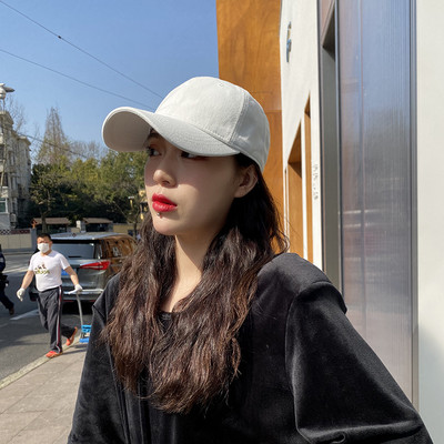 Mindennapi női sapka napellenzővel, két modellben