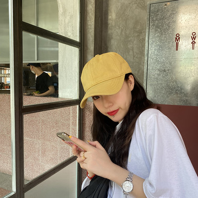 Mindennapi női sapka napellenzővel, két modellben