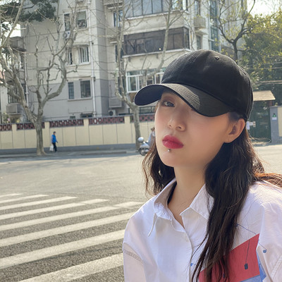 Mindennapi női sapka napellenzővel, két modellben