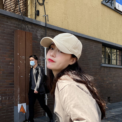 Mindennapi női sapka napellenzővel, két modellben