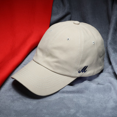 Mindennapi női sapka napellenzővel, két modellben