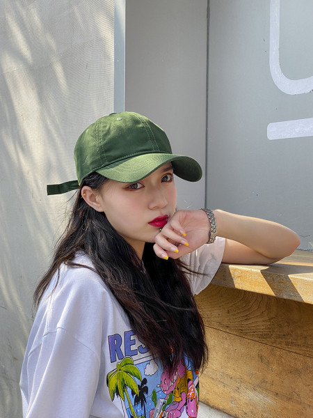 Mindennapi női sapka napellenzővel, két modellben