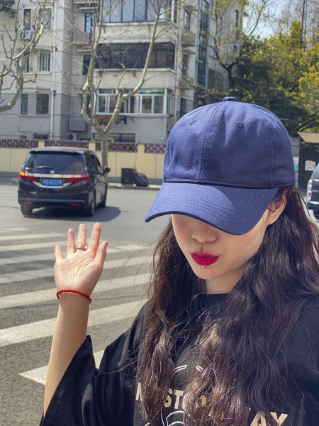 Mindennapi női sapka napellenzővel, két modellben