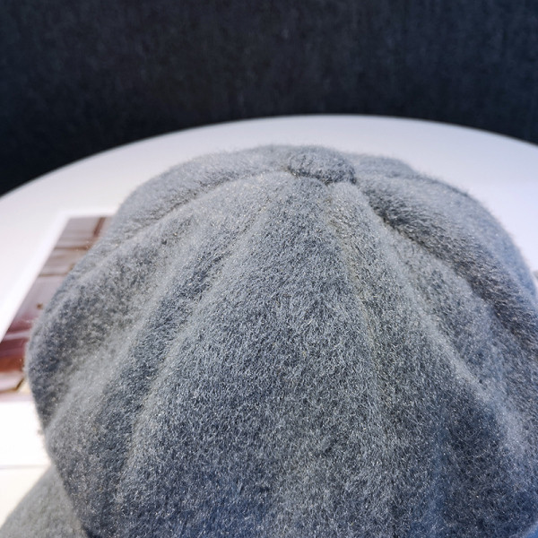 Ženska mekana kapa sa šilterom u obliku kape