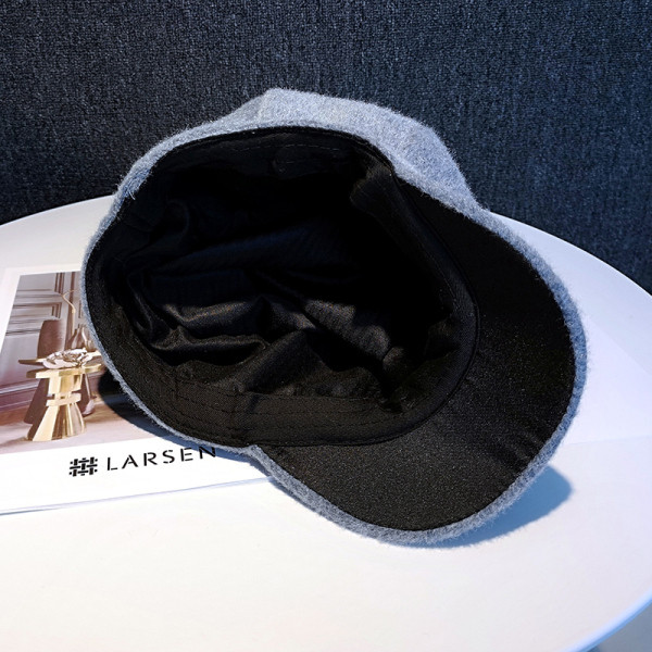 Ženska mekana kapa sa šilterom u obliku kape