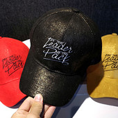 Fényes női sapka hímzett felirattal - két modell