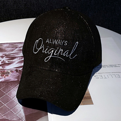 Fényes női sapka hímzett felirattal - két modell