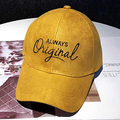 Fényes női sapka hímzett felirattal - két modell