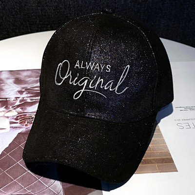 Fényes női sapka hímzett felirattal - két modell