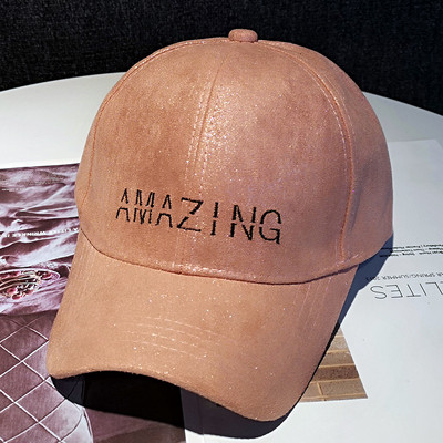 Fényes női sapka hímzett felirattal - két modell