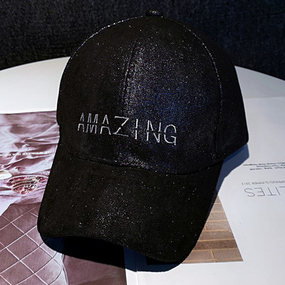 Fényes női sapka hímzett felirattal - két modell