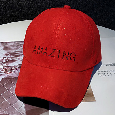 Fényes női sapka hímzett felirattal - két modell