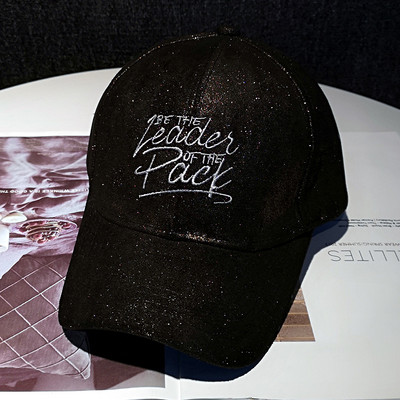 Fényes női sapka hímzett felirattal - két modell