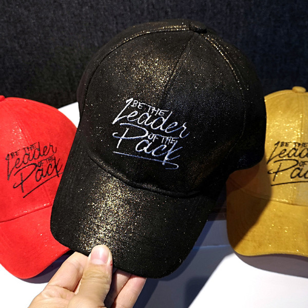 Fényes női sapka hímzett felirattal - két modell