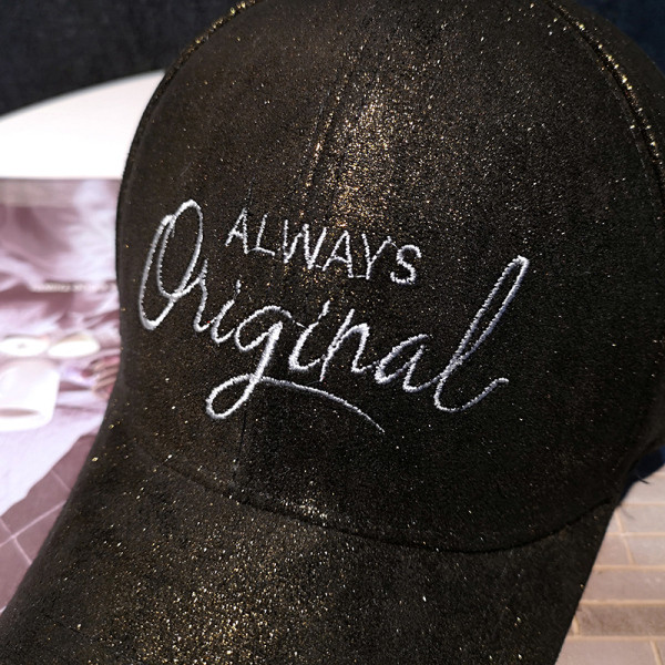 Fényes női sapka hímzett felirattal - két modell