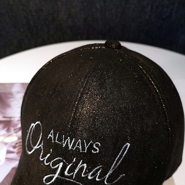 Fényes női sapka hímzett felirattal - két modell