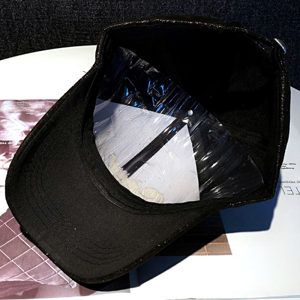 Fényes női sapka hímzett felirattal - két modell