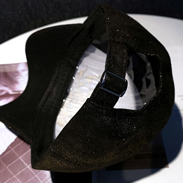 Fényes női sapka hímzett felirattal - két modell