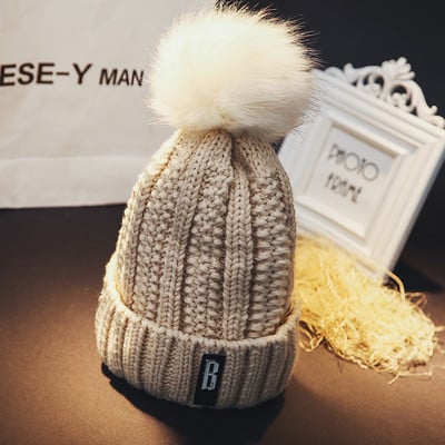 Πλεκτό χειμερινό καπέλο με φούντα