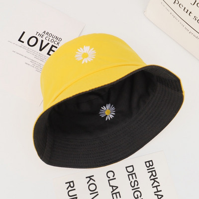 Női sapka hímzéssel és perifériával