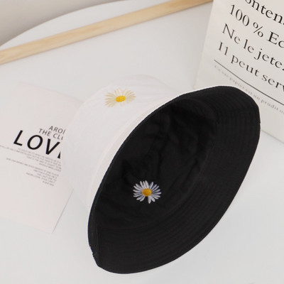 Női sapka hímzéssel és perifériával