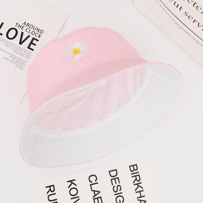 Női sapka hímzéssel és perifériával