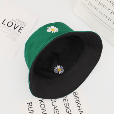 Női sapka hímzéssel és perifériával