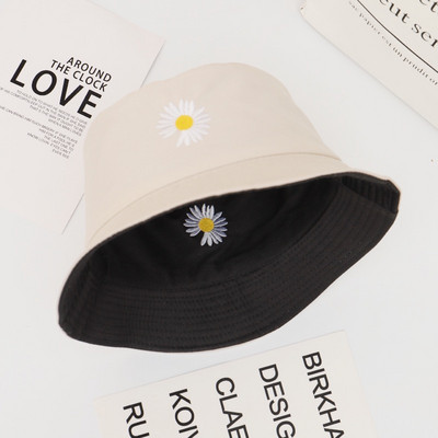 Női sapka hímzéssel és perifériával