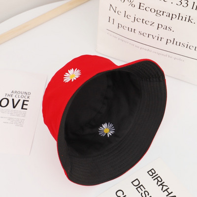 Női sapka hímzéssel és perifériával