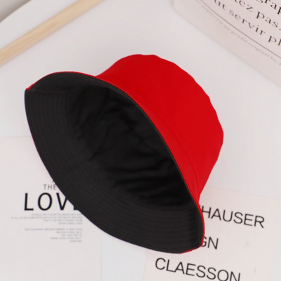 Női sapka hímzéssel és perifériával