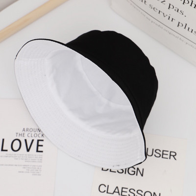 Női sapka hímzéssel és perifériával