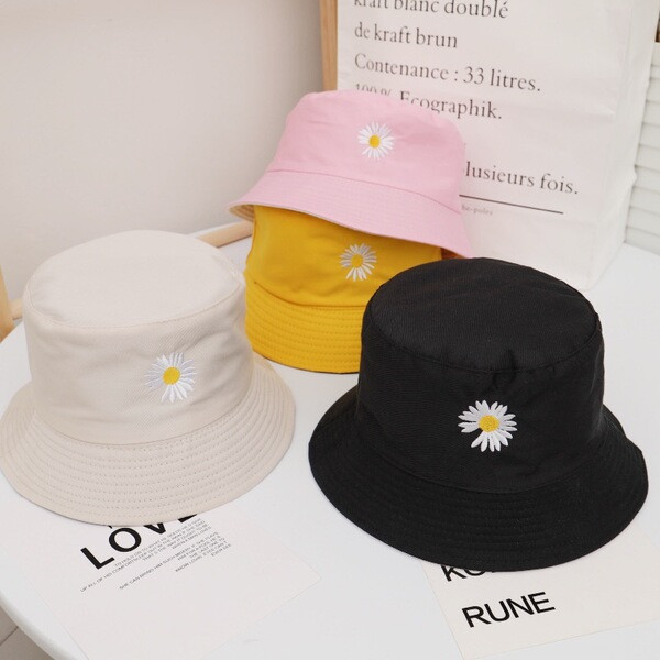 Női sapka hímzéssel és perifériával