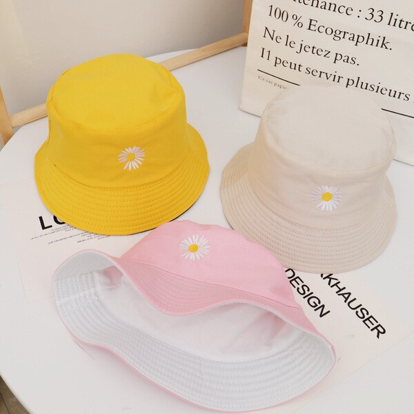 Női sapka hímzéssel és perifériával