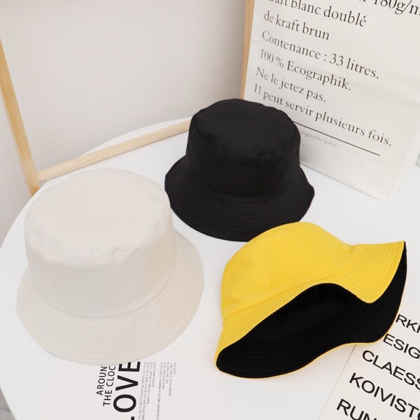 Női sapka hímzéssel és perifériával