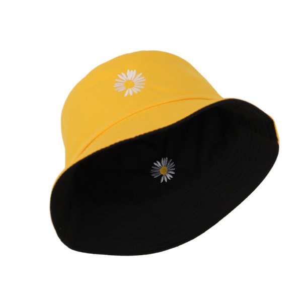 Női sapka hímzéssel és perifériával