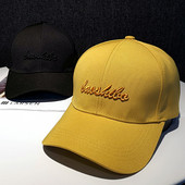 Női sportsapka hímzéssel