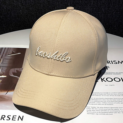 Női sportsapka hímzéssel