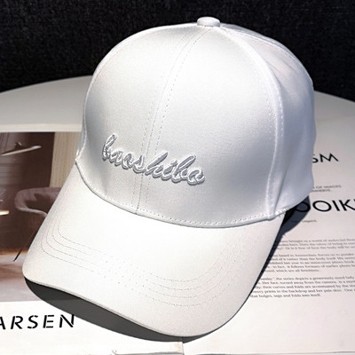 Női sportsapka hímzéssel