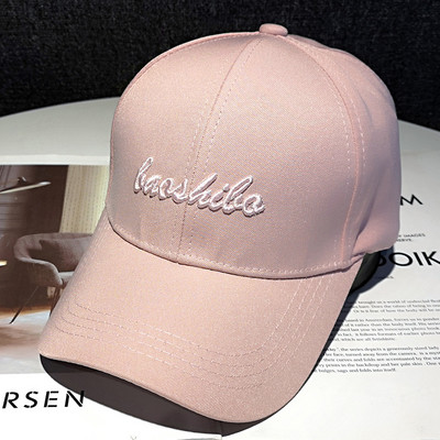 Női sportsapka hímzéssel