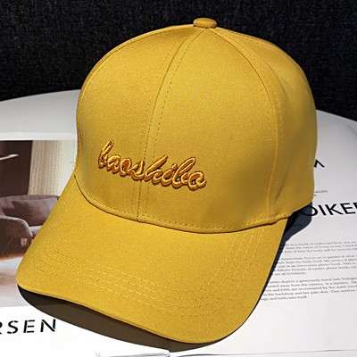 Női sportsapka hímzéssel